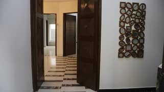 8 Marla House Available in Umar Block Bahria Town Lahore