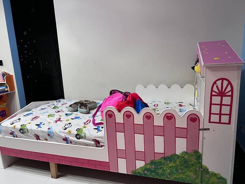 girls bed in good condition 0