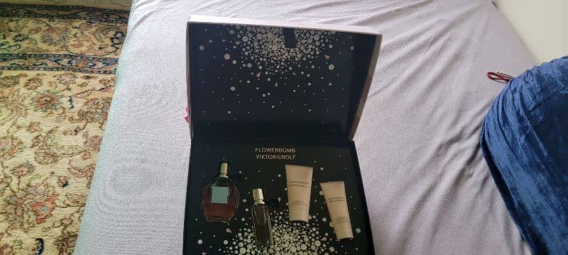 Victor&Rolf. flowerbomb perfume new 1