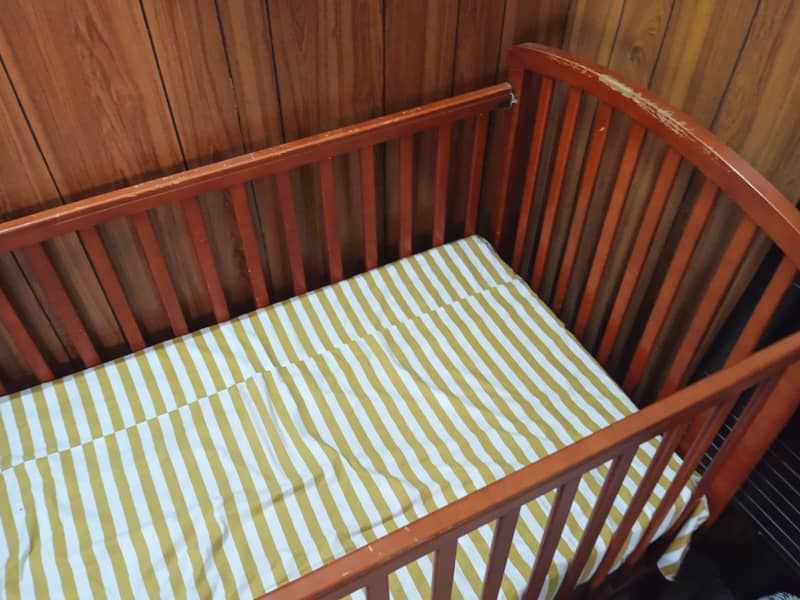 High-Quality Wooden Baby Cot with 6-Inch Mattress 2