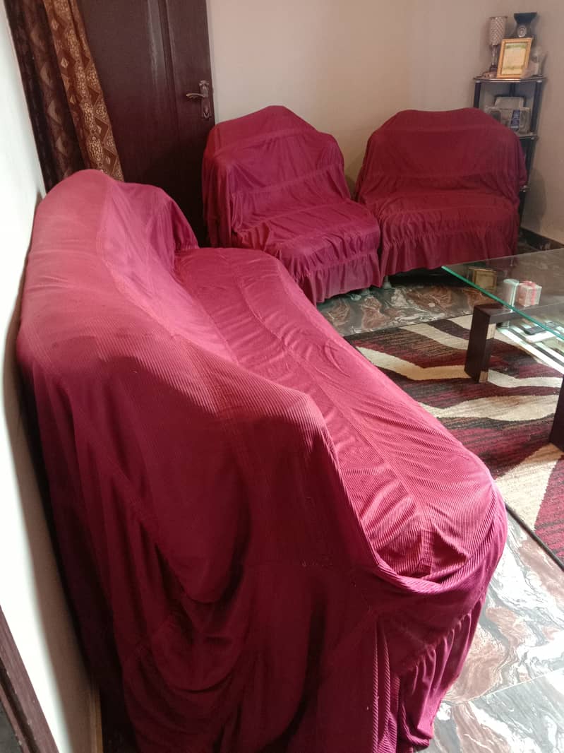 Only 2 years old used 7 seater sofa set with table and sofa covers 0