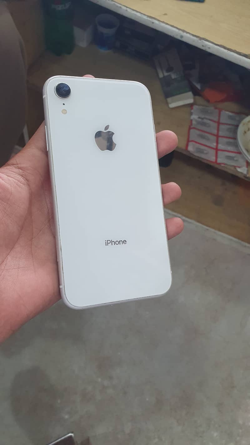 I phone XR 128gb 4