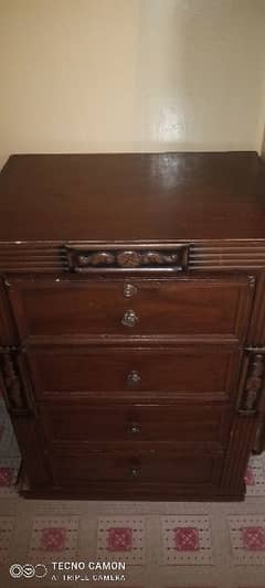 table with 4 drawer in good condition 0