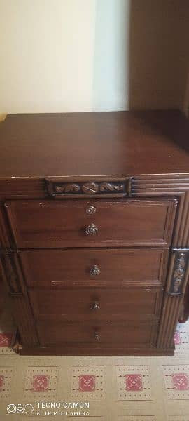 table with 4 drawer in good condition 1