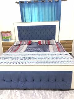 deco heavy wood bed in mint condition