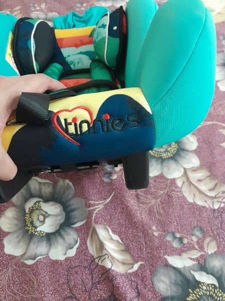 baby car seat or carry cot 2