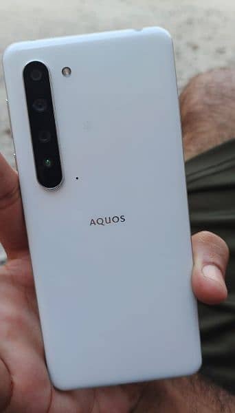 AQUOS R5 1