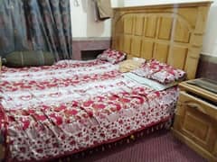 bed ke sath 2 side table hai only Whatsapp pe rabta rakhy