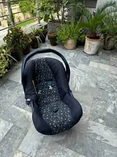 baby car seat/ baby cot 0