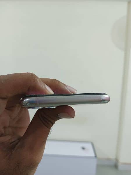 IPhone 11pro max 64gb not pta 4