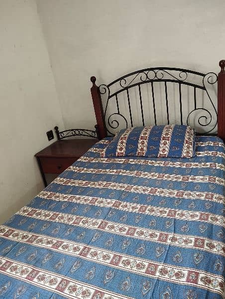 Single bed with mattress, side table and dressing table 2