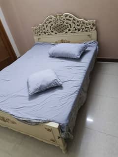 Tali Queen size bed