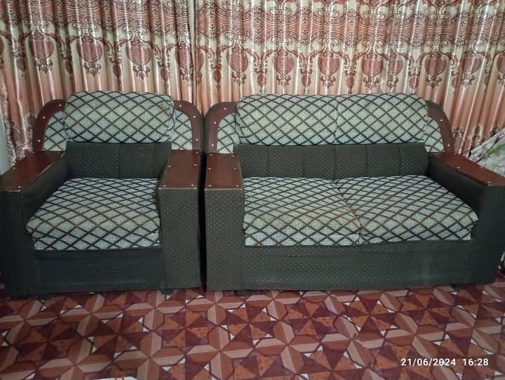 A good condition sofa for sale. 0