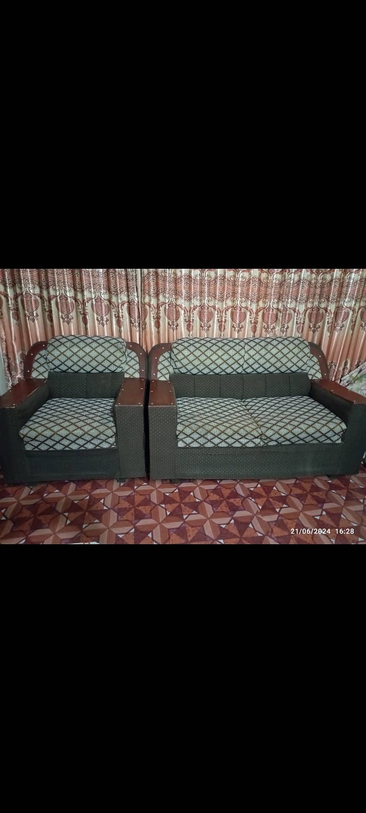 A good condition sofa for sale. 3