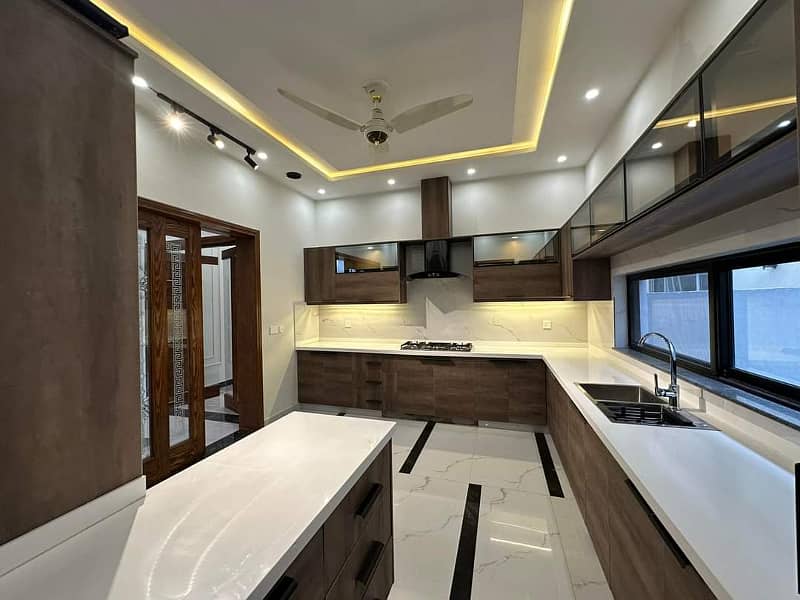 Luxurious Designer 1 Kanal Brand New House For Sale in Bahria Town Lahore 17