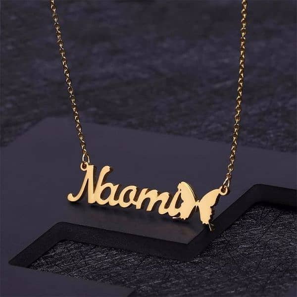 Man and women customize name lockets 3