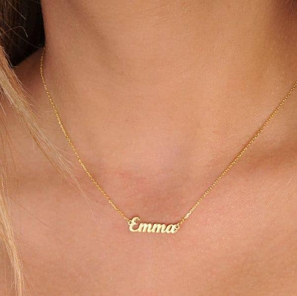 Man and women customize name lockets 4