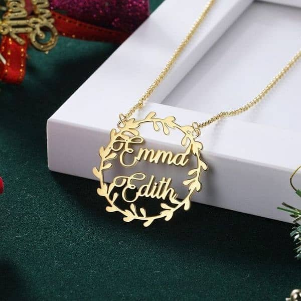 Man and women customize name lockets 5