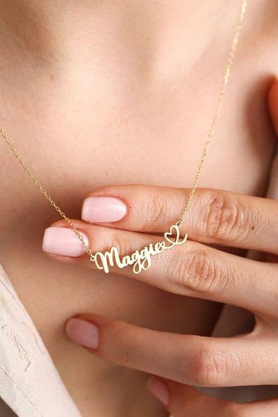 Man and women customize name lockets 8