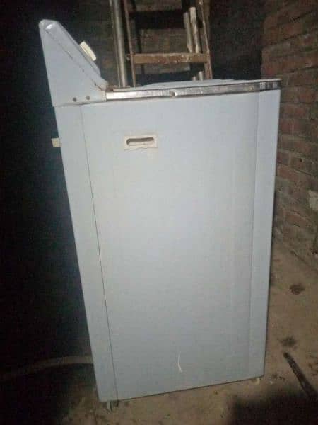 Asia Washing machine in good condition 2