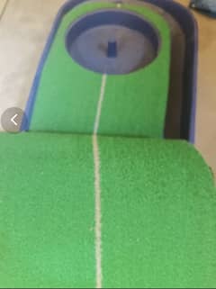 Golf mini putt mat with hole