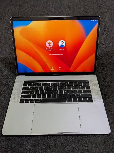 Macbook Pro 2017 15" 1 TB Storage Core i7 1