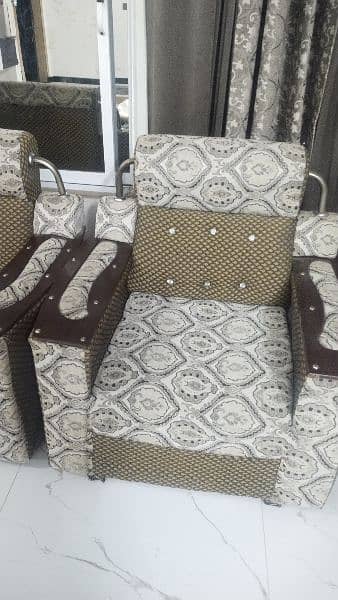 7 seater sofa set. in good condition 2