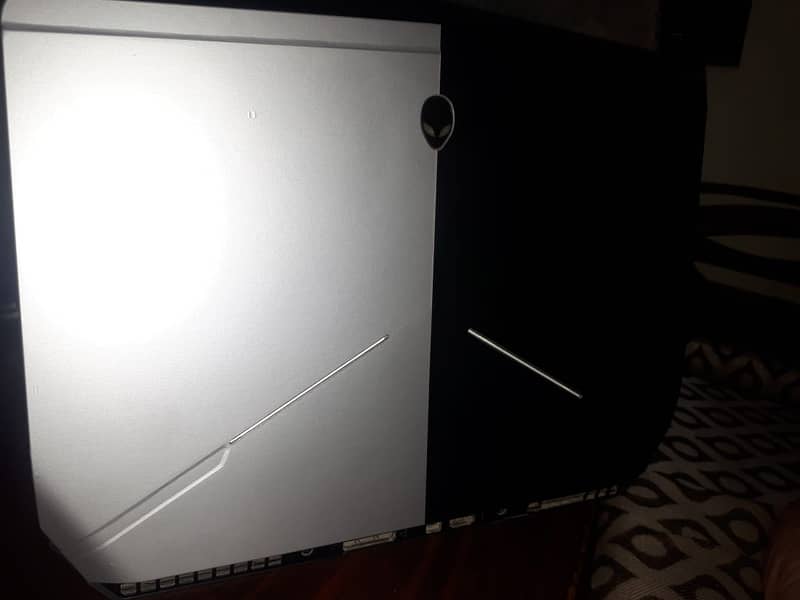 ALIENWARE R1 SERIES GAMING LAPTOP (PLEASE READ AD) 1