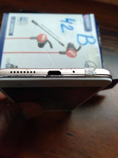 Vivo Y55A  4gb ram 64 GB memory PTA Approved urgent sell. . 3