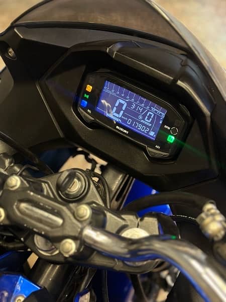 Suzuki gixxer 150cc efi engine ( sports heavy bike) 2