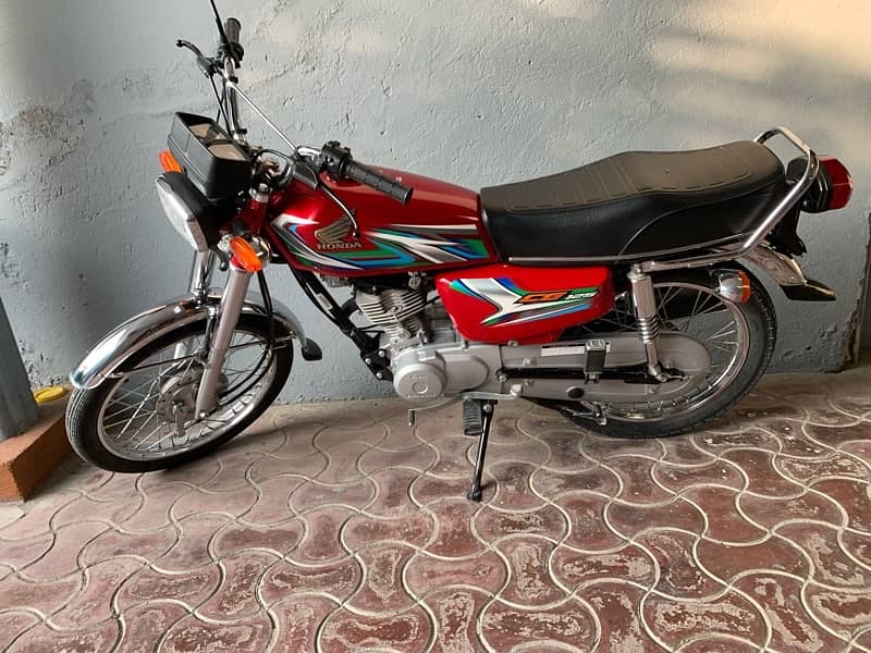 Honda 125 23 model  4880 km chala hova ha 4