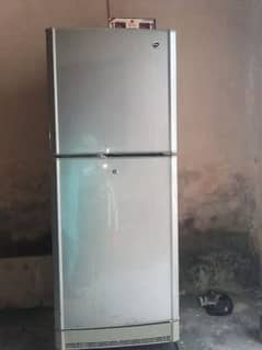 Pel company ka fridge hai with stabilizer cooling  achi krta hai