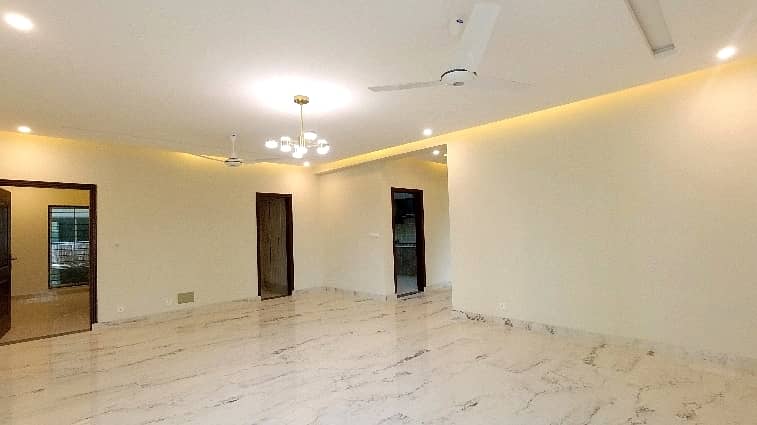 In Askari 11 - Sector D Flat For sale Sized 10 Marla 3