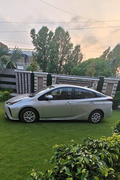 Toyota Prius 2021 Pristine condition 2