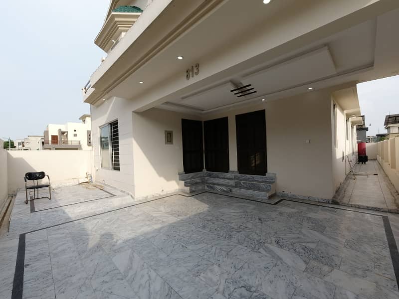 Aesthetic Prime Location House Of 10 Marla For sale Is Available 3