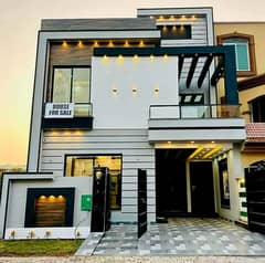 5 Marla Beautiful House For Sale In Jinnah Block Super hot Location Bahria Town Lahore Meting With Owner 0