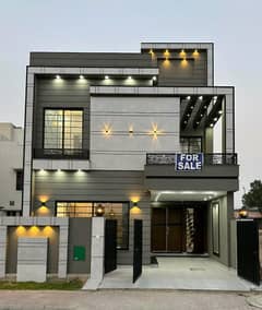 5 Marla Beautiful House For Sale In Overseas C Block Super hot Location Bahria Town Lahore Meting With Owner 0