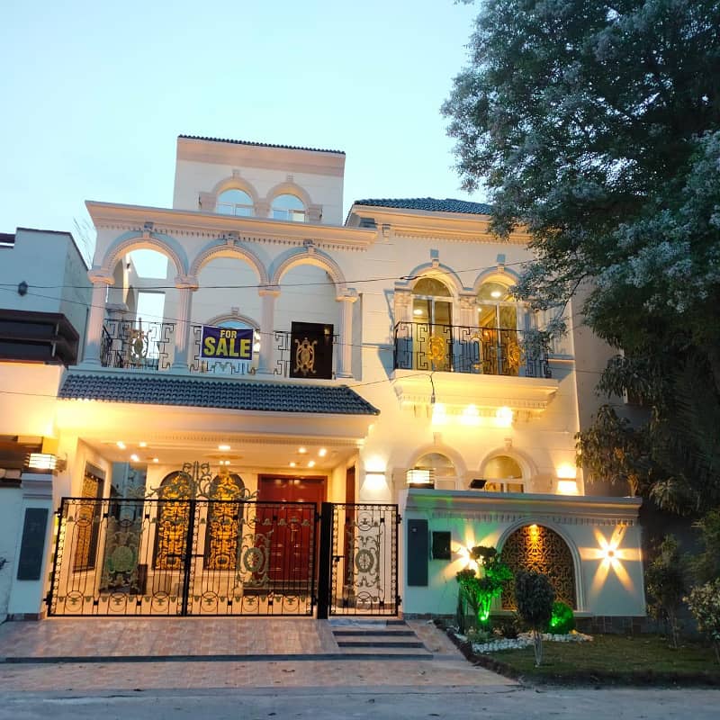 8 Marla Beautiful House For Sale In Umar Block Block Super hot Location Bahria Town Lahore Meting With Owner 0