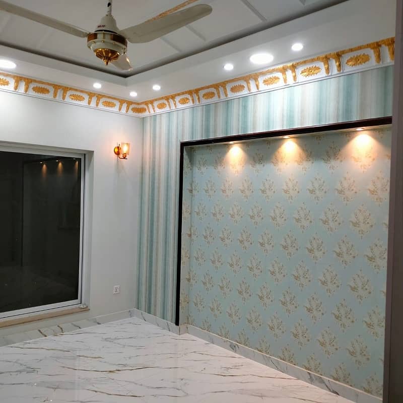 8 Marla Beautiful House For Sale In Umar Block Block Super hot Location Bahria Town Lahore Meting With Owner 6