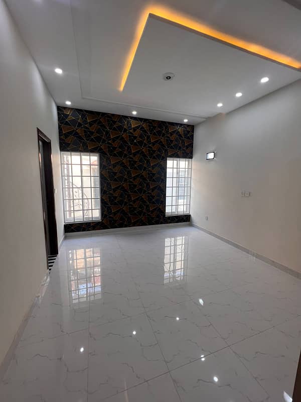 8 Marla Beautiful House For Sale In Umar Block Block Super hot Location Bahria Town Lahore Meting With Owner 10