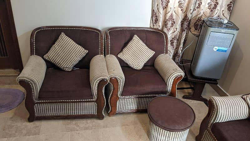 sofa set 5 seaters in new condition 1