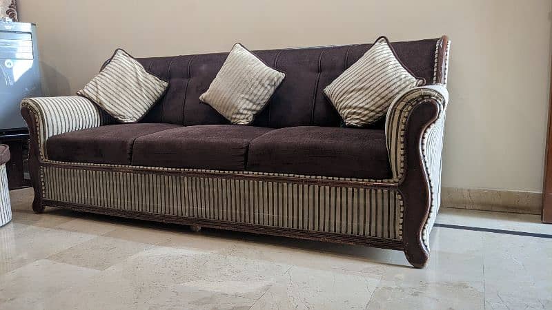 sofa set 5 seaters in new condition 5