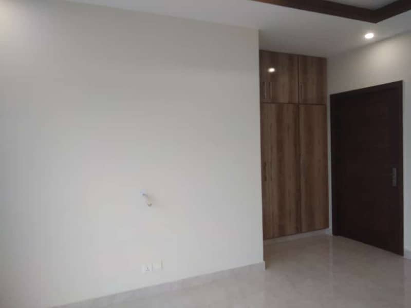 1 KANAL UPPER PORTION AVAILABLE FOR RENT PHASE 7 DHA Lahore 12