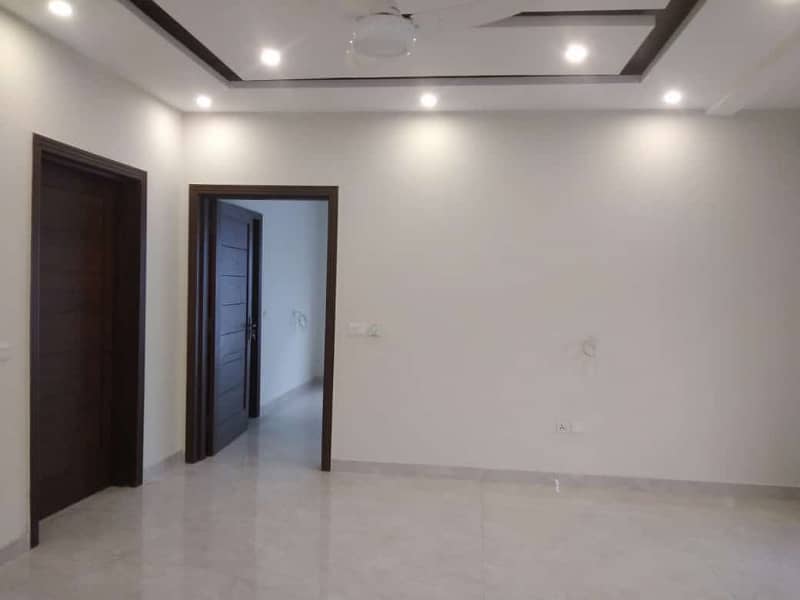 1 KANAL UPPER PORTION AVAILABLE FOR RENT PHASE 7 DHA Lahore 28