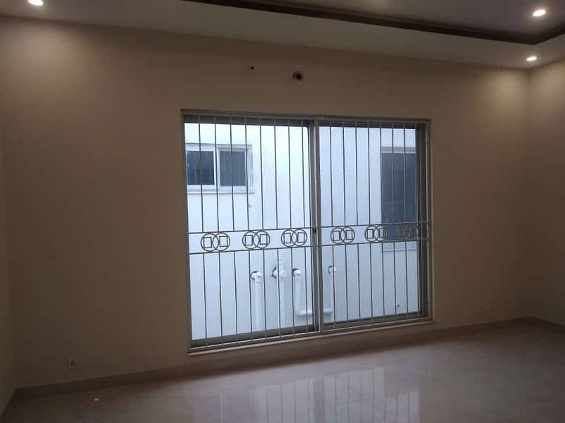 1 KANAL UPPER PORTION AVAILABLE FOR RENT PHASE 7 DHA Lahore 32