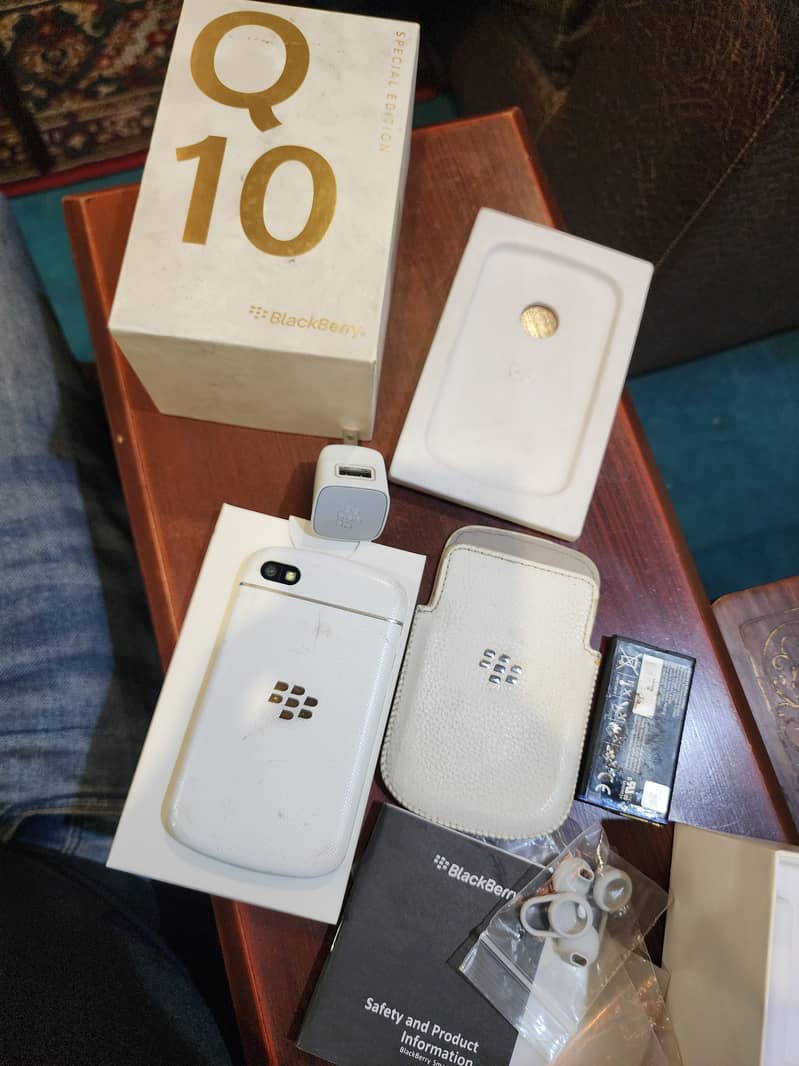 Blackberry Q10 Gold Edition Full Box with Leather Pouch 1