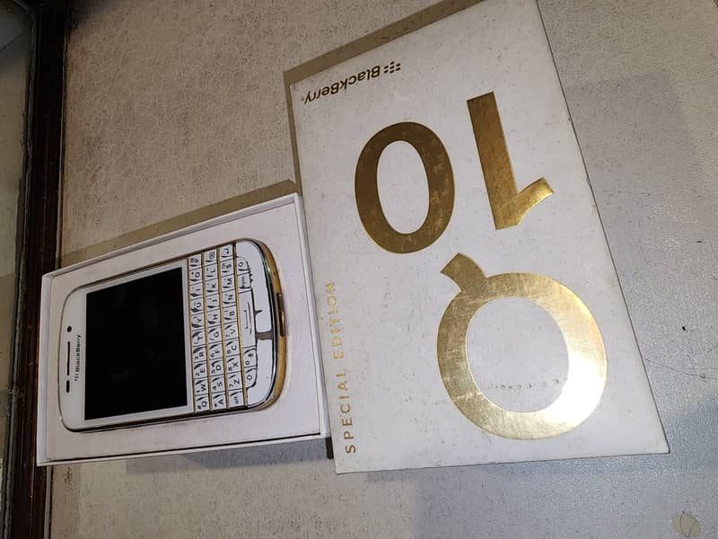 Blackberry Q10 Gold Edition Full Box with Leather Pouch 5