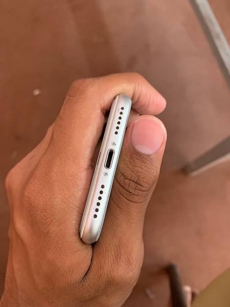 iPhone 8 (256GB) 4