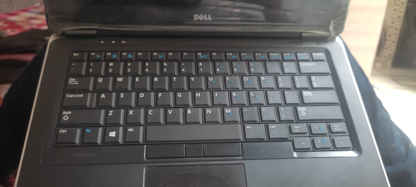 Dell Latitude e7440 screen is available 0