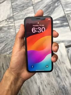 i phone 11 pro 64gb non pata back halki se crack hai 03047241168 0